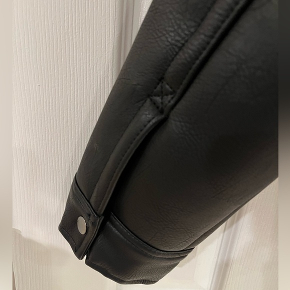 Abercrombie & Fitch Cropped Vegan Leather Jacket - Black / Medium - NWT - Picture 10 of 13